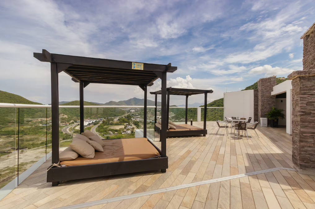 Camas de descanso junto a la piscina